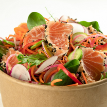 Charger l&#39;image dans la galerie, Salade de tataki de saumon en croûte de sésame
